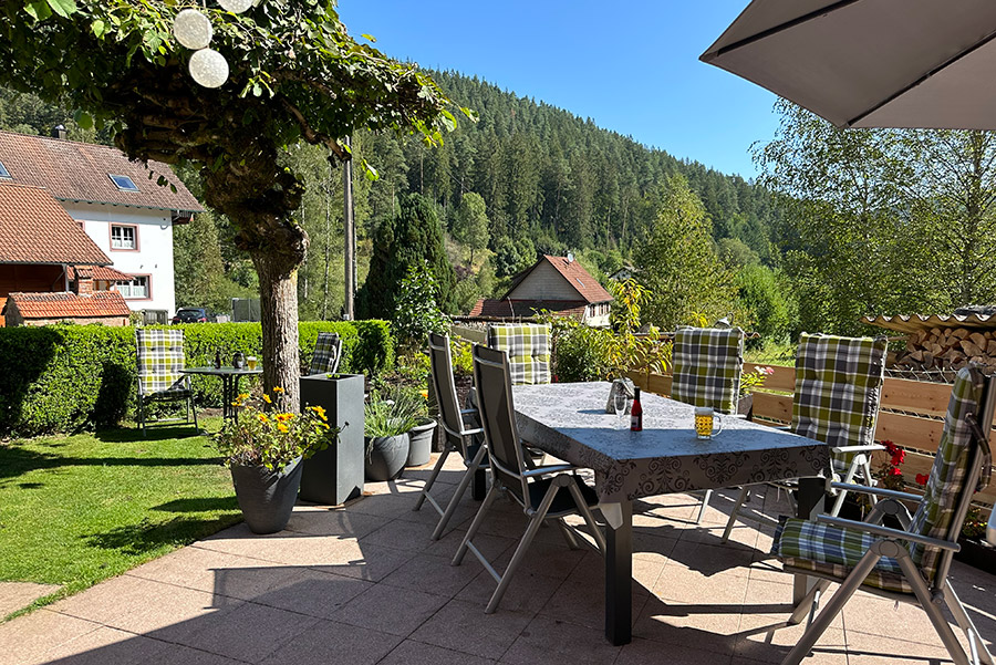 Garten mit Esstischgruppe für Ferienwohnung Wildbach ab Mai