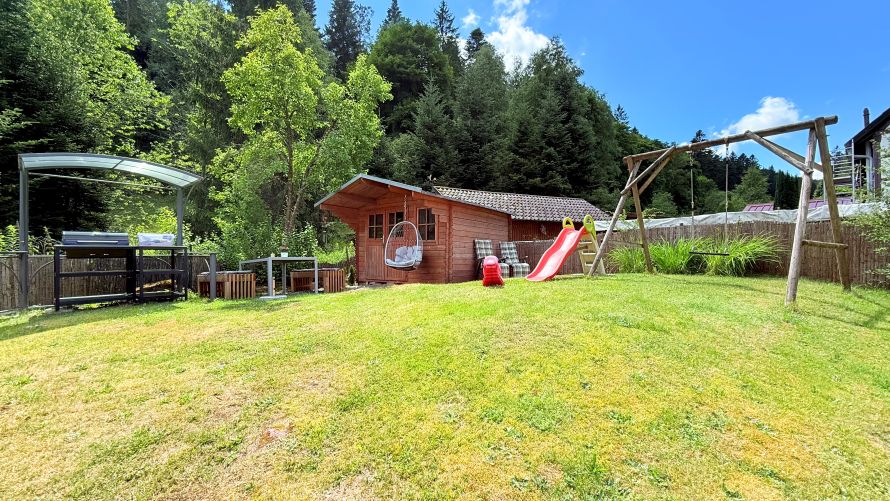 Garten mit  Spielplatz