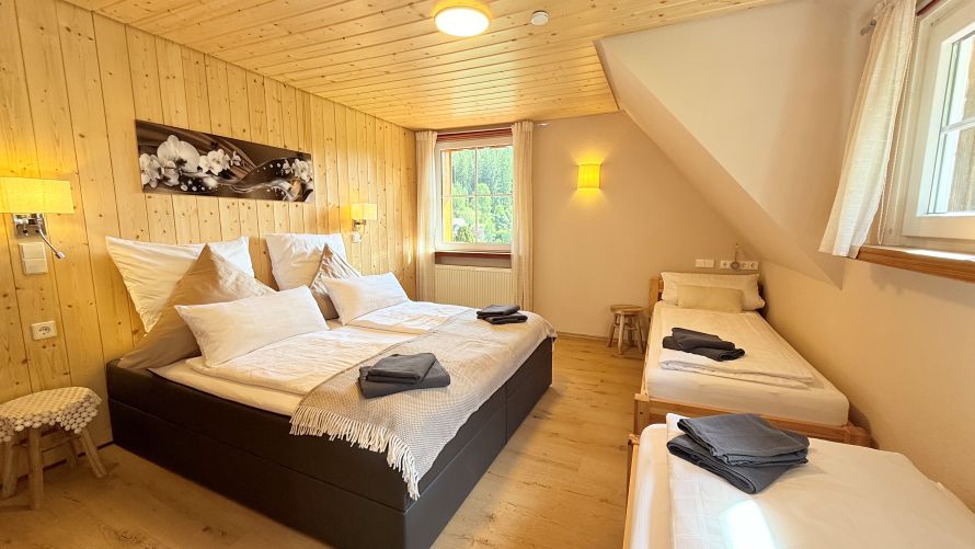 Schlafzimmer zur Bachseite